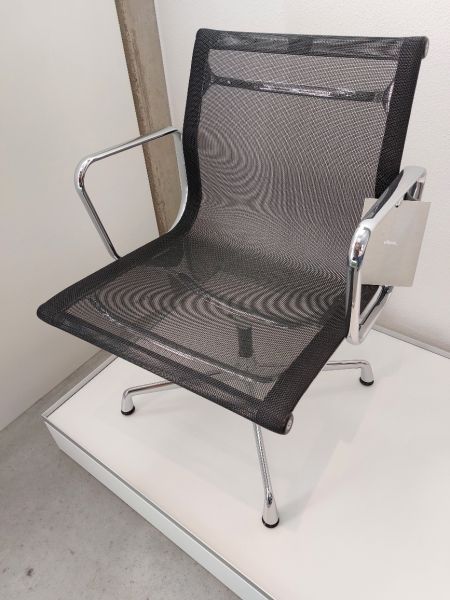 vitra Aluminium Chair EA 108 drehbar